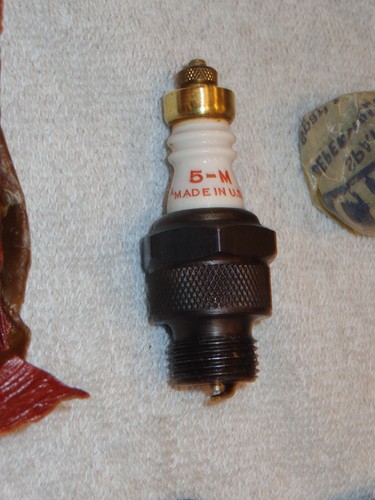 ( 1 ) .. ‘NOS’ Champion 5M Spark Plug ..‘Brass Hat’ .. 2 Ring Design .. USA Made - Picture 10 of 18