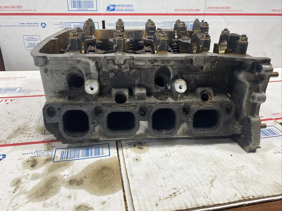 Volkswagen Passat W8 2002-2004 - culata del motor derecha - OEM 07D 103 374 Foto 2 de 4