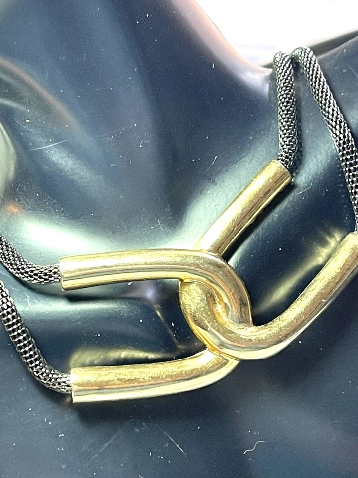 Cadena de malla de serpiente tubular doble tono metal pistola/colgante estructural tono dorado Foto 2 de 4