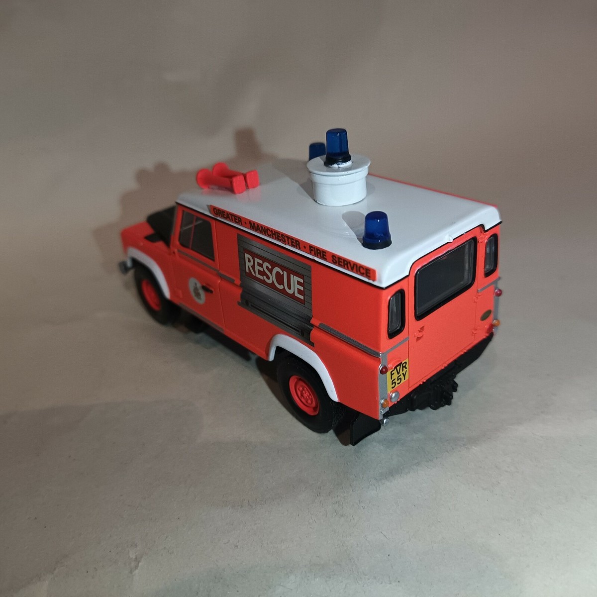 Corgi Land Rover Defender ミニカー 1:43 Corgi 1983-1990 Land Rover Defender 110 Automobile