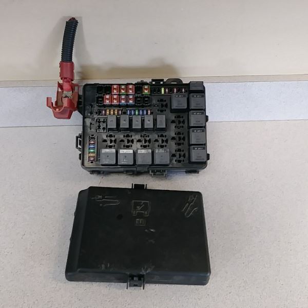 2018 Maserati Levante 3.0L fuse holder relay box assembly 670101390