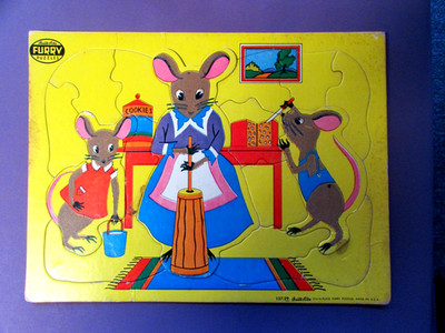 VINTAGE BUILT -RITE FURRY  PICTURE  PUZZLE - MICE  IN  THE  KITCHEN