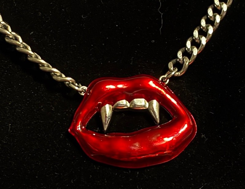 🧛🏻A VAMPIRE Necklace So Sexy you Want to Get Bit! Vintage Halloween Necklace