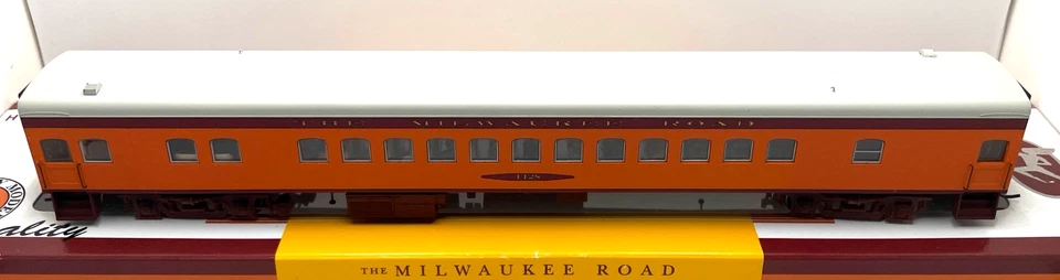 HO FOX VALLEY MODELS MILWAUKEE ROAD HIAWATHA COACH # 4428 WITH PASSENGERS - Image 2 of 2