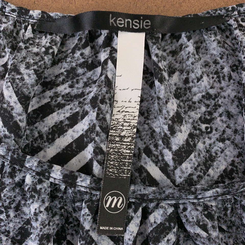 Prenda para el torso pulóver peplum con cuello recogido manga 3/4 estampado gris medio Kensie para mujer Foto 2 de 4