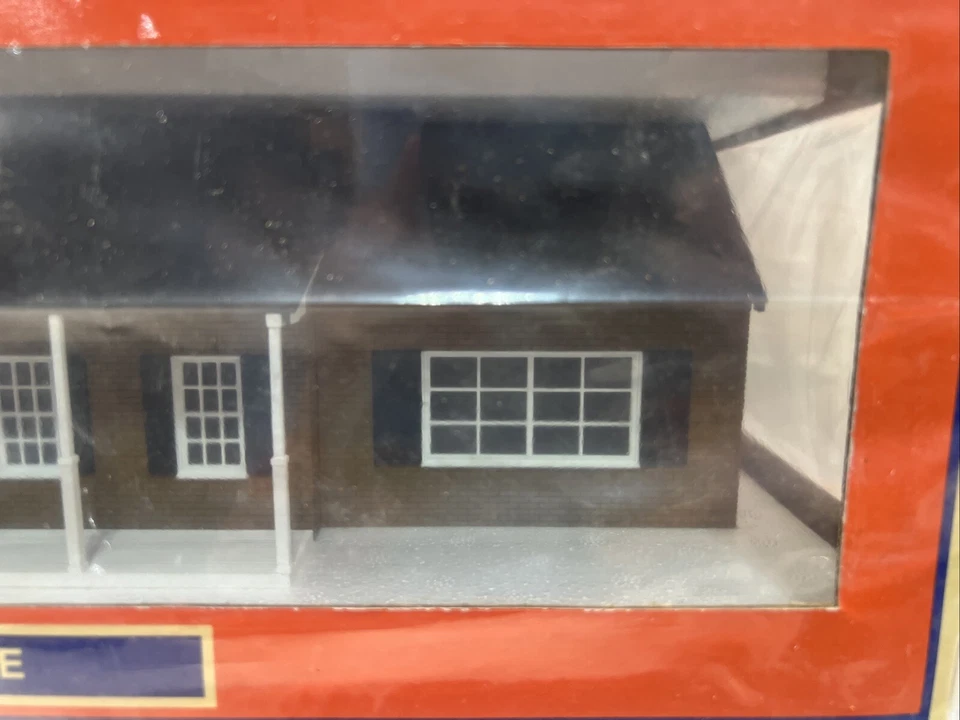 Lionel O-Gauge 6-34110 ESTATE HOUSE Fully Assembled Lionelville Model House NEW - Image 4 of 4