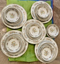 26 Pc Empress China Japan Floral Dinner Set Gaiety #1026 Gold Trim Service for 5