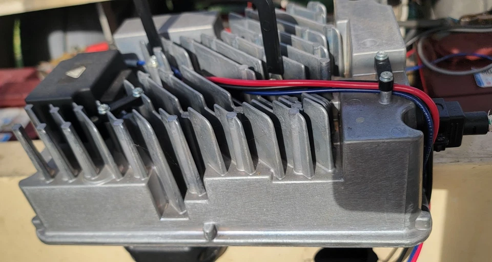 Cargador de batería para carro de golf Lester Summit II 650 vatios 36-48 V dientes azules modelo 3681 Foto 4 de 4