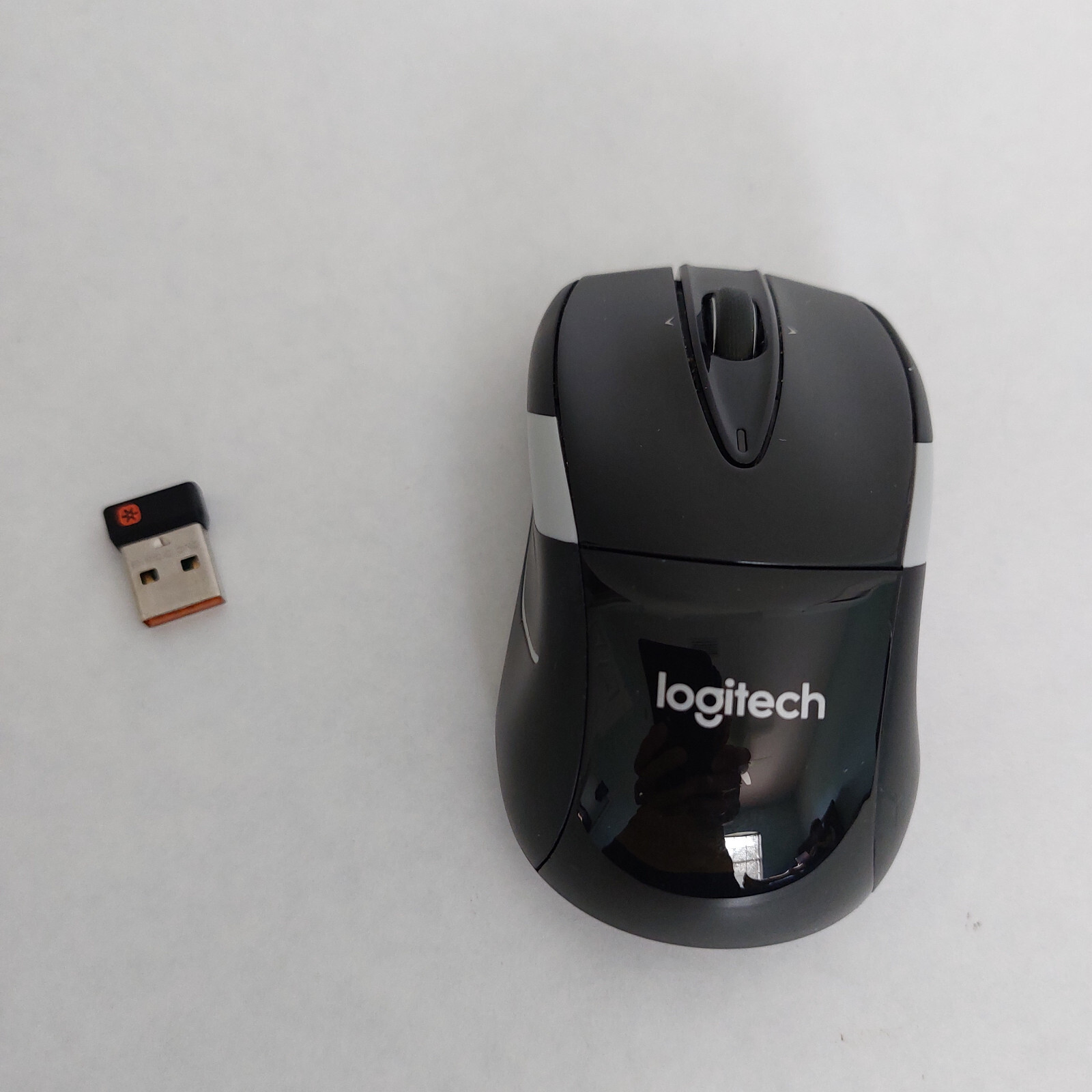 Logitech M525 Black & White (810-002538) Wireless Optical Mouse w/Dongle Tested