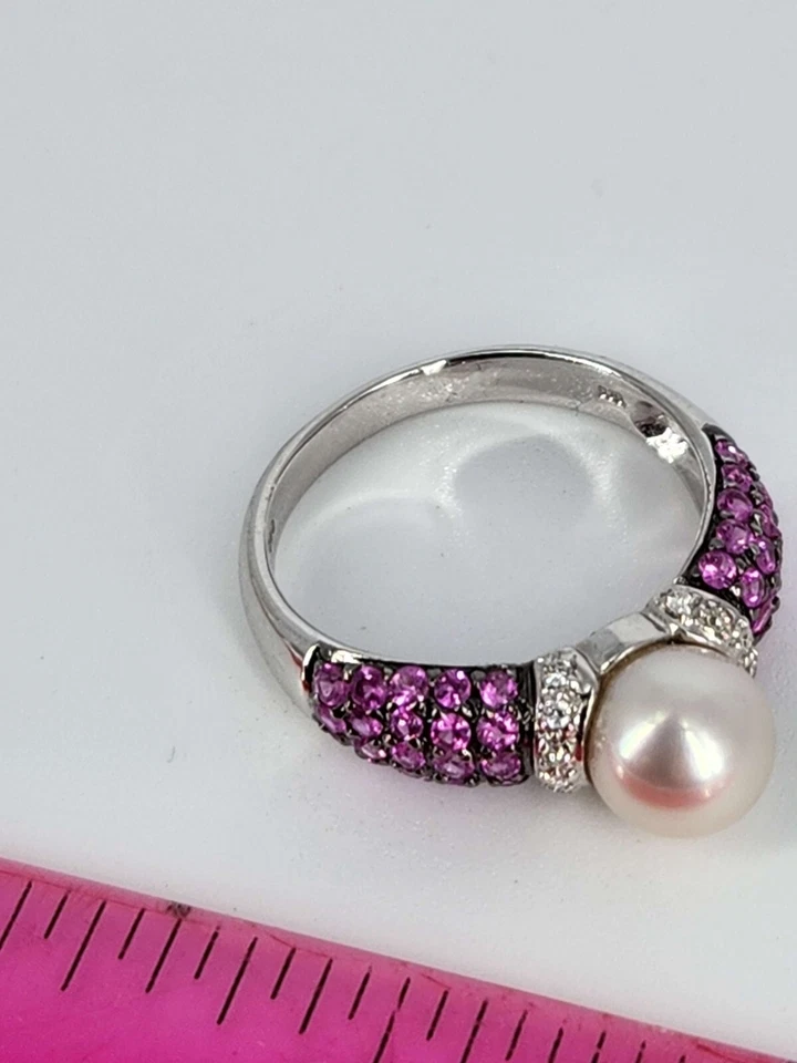 Anillo de compromiso de oro blanco de 14 quilates con perlas blancas y zafiro rosa Foto 3 de 4