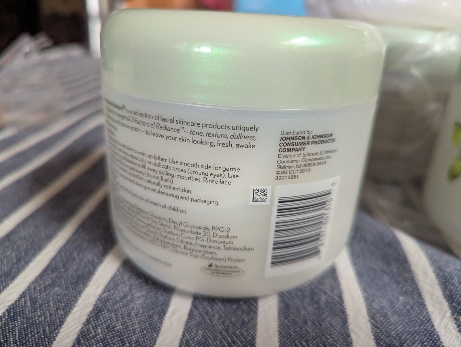 AVEENO Positively Radiant DAILY CLEANSING Self-Foaming Dual Texture Pads 28 ct