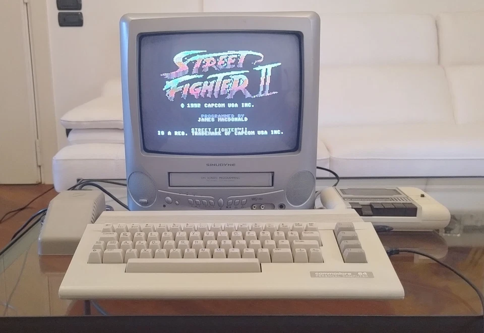 Computer Commodore 64 C64 C64C con alimentatore, registratore e cavi, TESTATO - Immagine 3 di 4