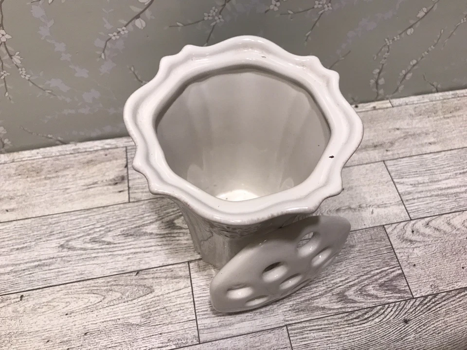 Jarrón de cerámica blanco Southern Living con tapa de rana con flores Foto 3 de 4