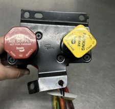 Bendix Dash Valve Inter Volvo 13 21315044 5Fitt 20619    K035691 Mv3