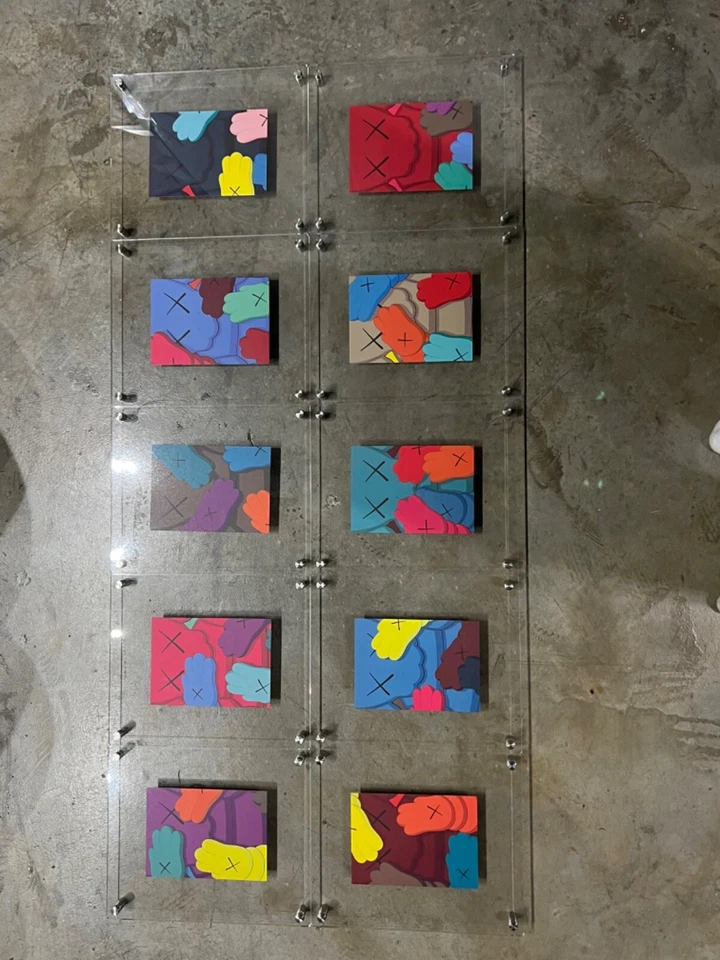 Arte de pared Kaws enmarcado Foto 3 de 4