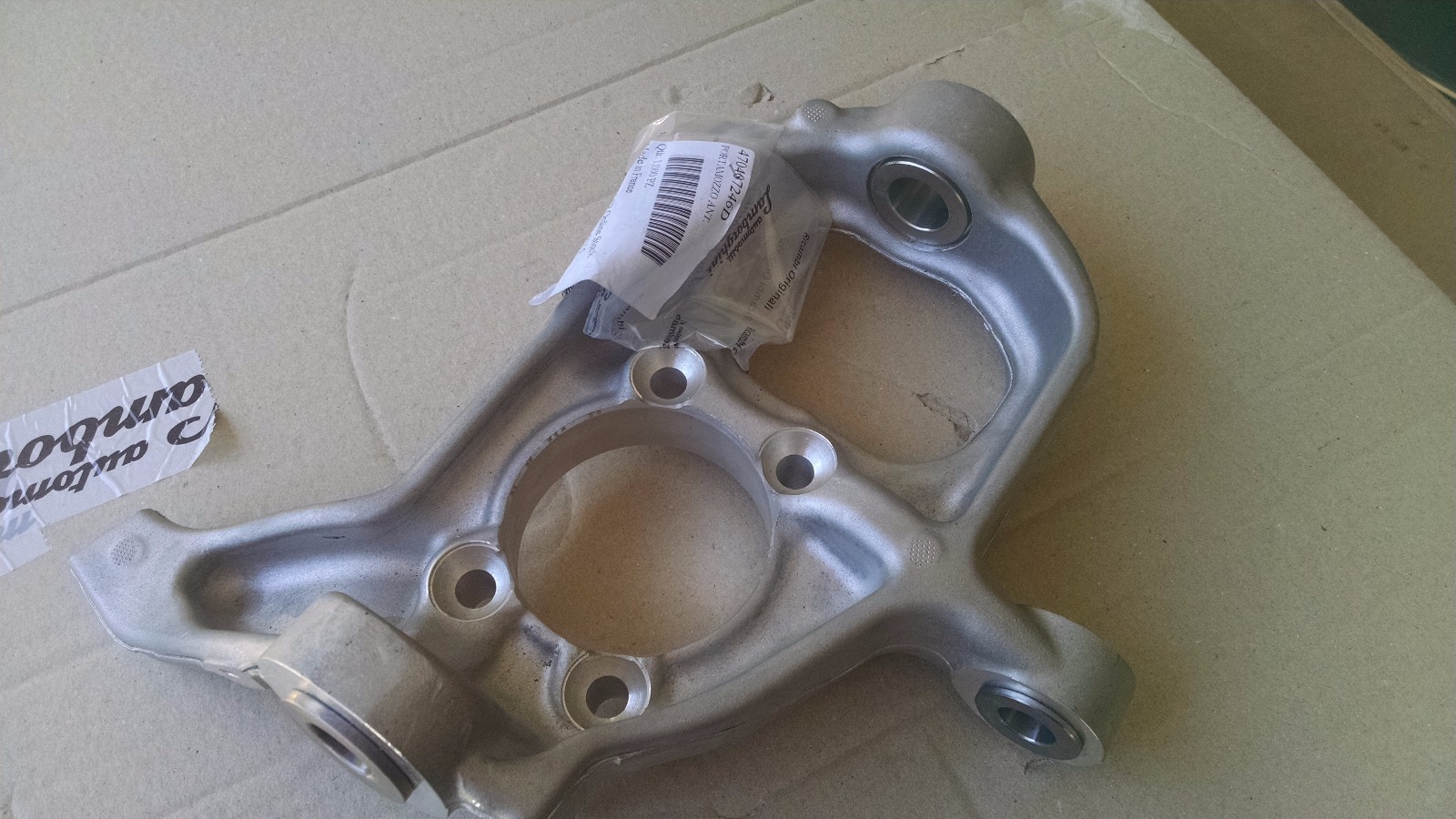 LAMBORGHINI AVENTADOR PASSENGER RIGHT SIDE HUB STEERING KNUCKLE OEM 470407246D