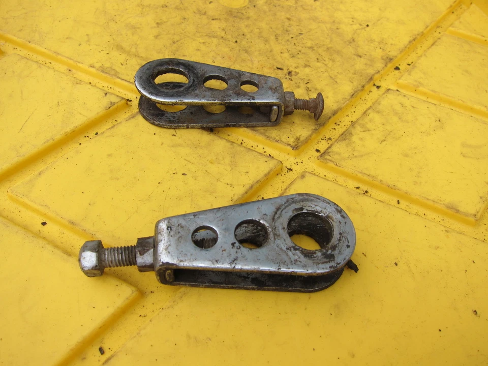 Suzuki GN400T 1980 OEM BASCULANTE TENSOR DE CADENA SOPORTES DE AJUSTE  Foto 3 de 4