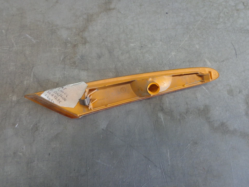 Luz marcadora Driver FENDER 01 02 Saturn L300 4 puertas Foto 2 de 3