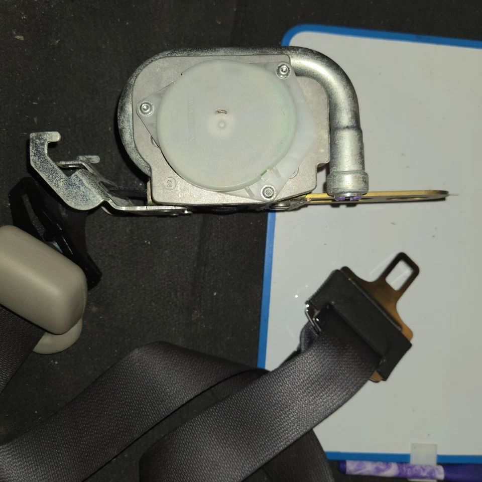 2005 Chrysler 300 3.5 Auto- Rear Seatbelt Set - Rt&Lt Side Driver & Passenge OEM - Image 3 of 4