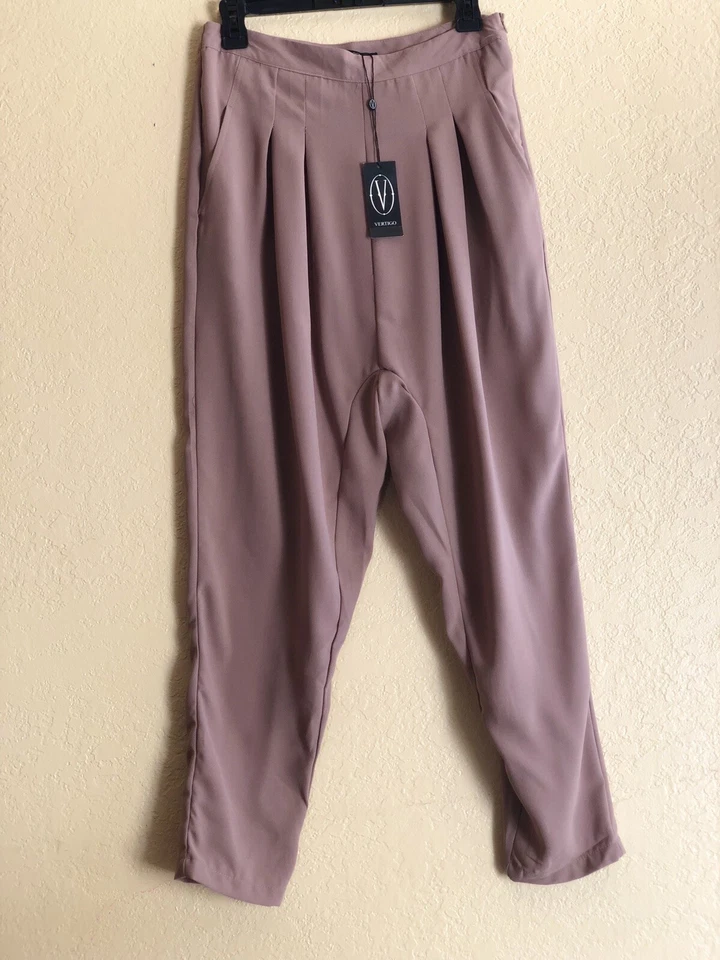 Calça cropped plissada feminina Vertigo sólida de dois bolsos tamanho M US$ 150 - Imagem 2 de 4