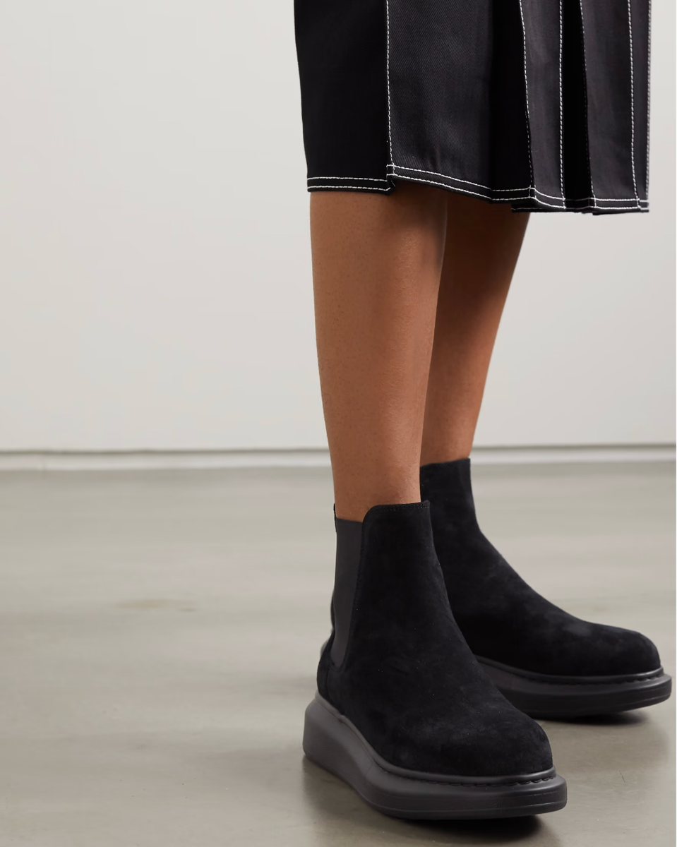 ショートブーツ・ブーティ ALEXANDER MCQUEEN OVERSIZED CHELSEA BOOTS ALEXANDER MCQUEEN Black Suede Hybrid Chelsea Boots Rubber