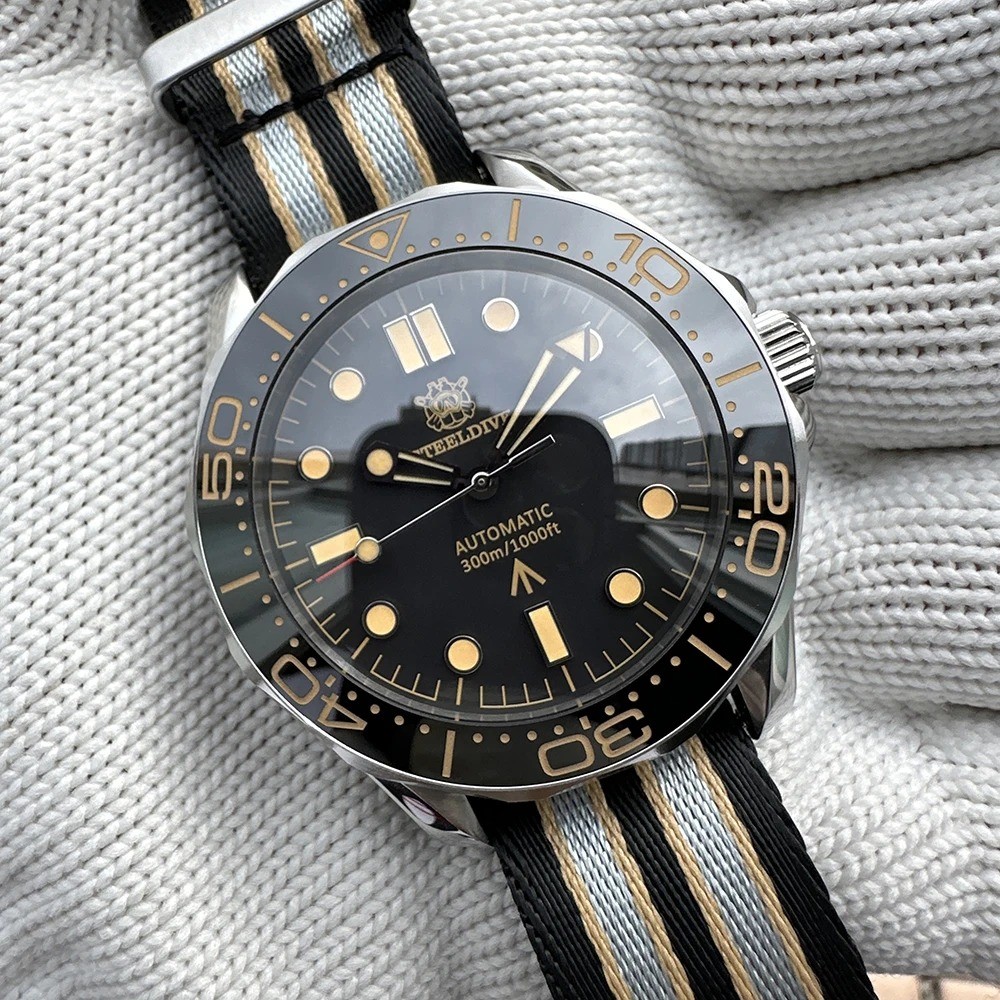 Automaticdivewatchwithstainlesssteelcase,sapphirecrystal,ceramicbezel