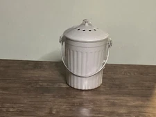 NEW 3.7qt Countertop Compost Bin Includes carbon filters with 2 extra in bucket