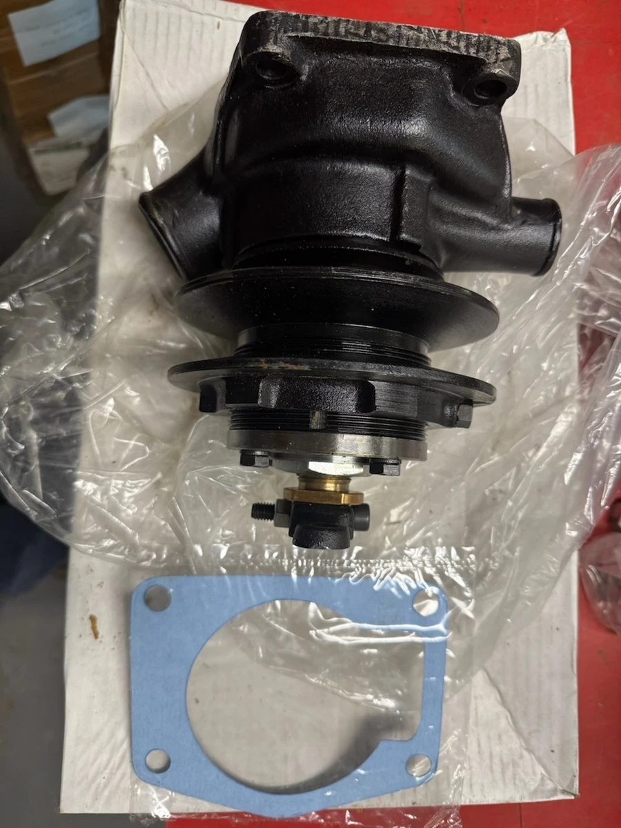 Farmall | International 200 Tractor Water Pump, with Pulley Farmall | International 200 Tractor Water Pump, with Pulley