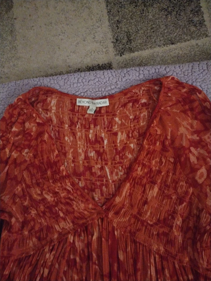 Vestido Multi Rojo Cuello en V Grande Por Beyond The Radar Marca Y2K De Colección Foto 3 de 3