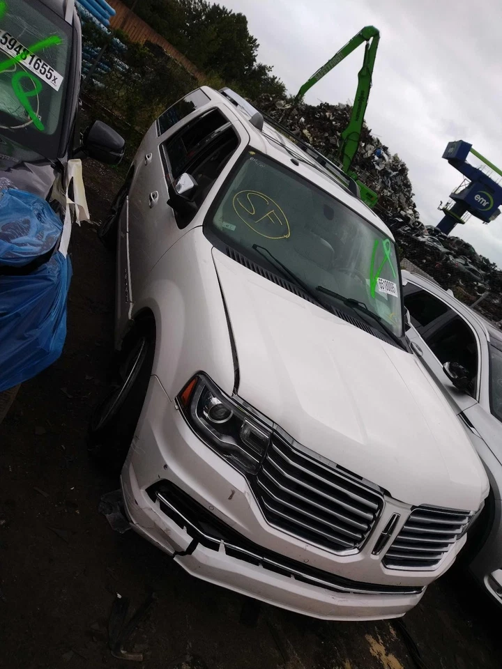 2015 Lincoln Navigator Left Fender White OEM 461146 124K Miles - Image 3 of 4