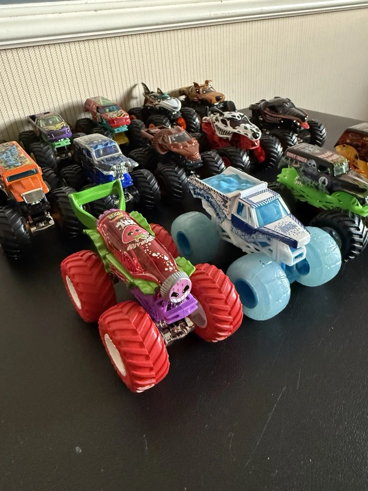 Hot Wheels Monster Trucks Lote de 14 Diecast Escala 1:64 - Estilos y Colores Mezclados Foto 3 de 4