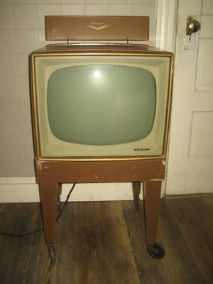 Antiques-RCA/Victor- Television-0rig. Stand-Bulbs Light up when Plugged In