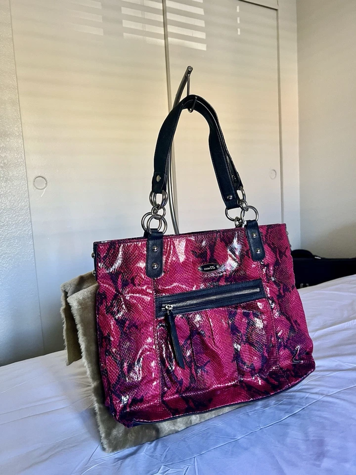 Bolso de Hombro Grande Nine & Co Rosa Negro Estampado de Serpiente 16x12 Foto 2 de 4