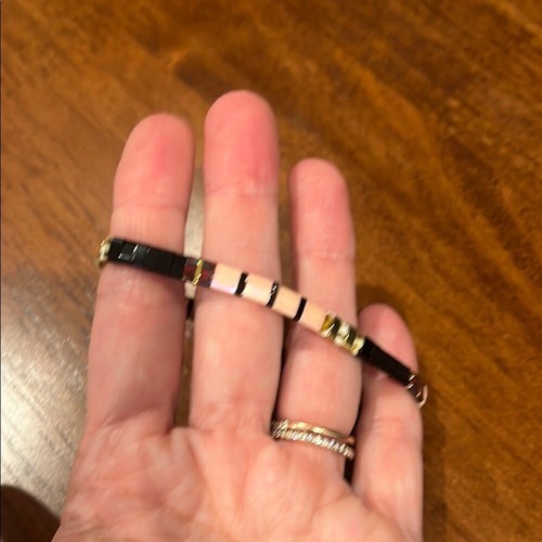 Elegante pulsera negra, rosa y dorada - Imagen 5 de 5