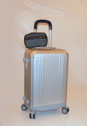 Zero Halliburton 22" Pursuit Aluminum Collection Intern. Carry-On Spinner +BONUS