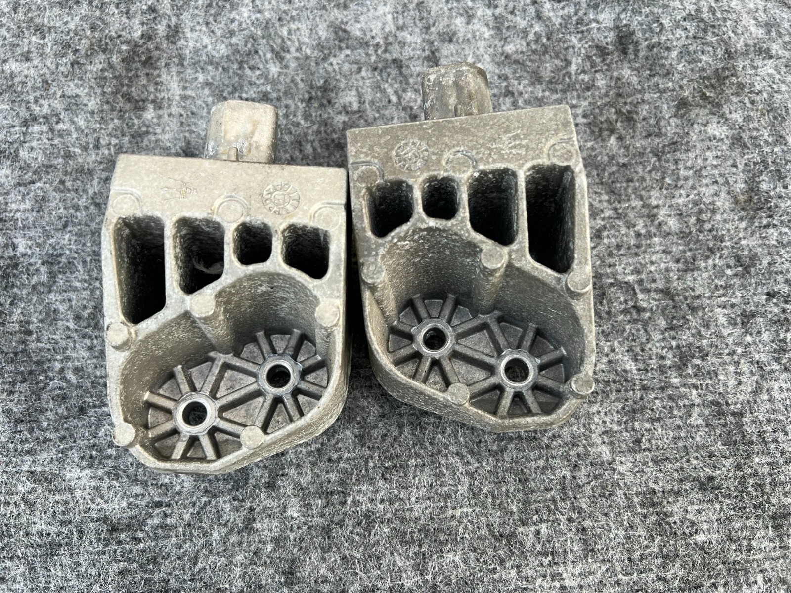 RADIATOR MOUNT BRACKET SET 44K 14-19 MASERATI GHIBLI 3.0L