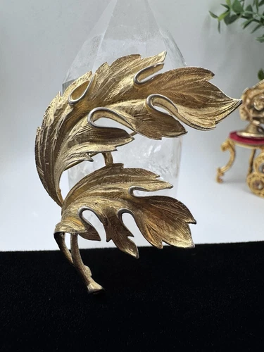 Signed Lisner Vintage Oak Leaves Brooch Gold Toned Plant Pin- Gold Tone Brooch
