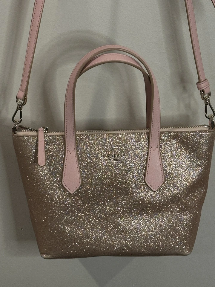 Маленькая блестящая сумка Kate Spade модель New York Joeley из розового золота с ремешком через плечо - Изображение 2 из 4