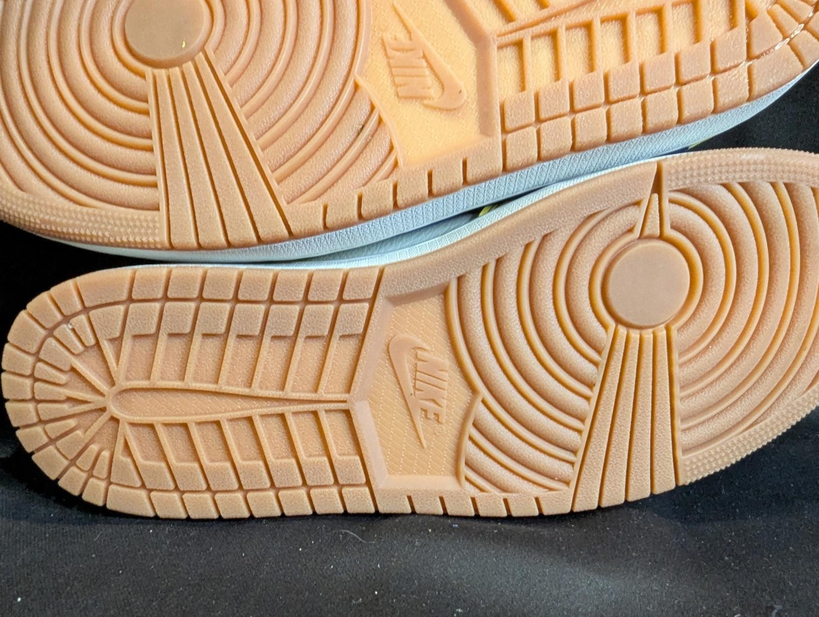 Travis Scott Jordan 1 Low OG SP "Canary" Wmns 11.5 / Men's 10 DZ4137-700