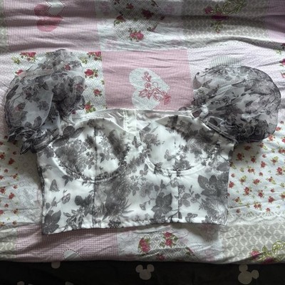 SHEIN Damen Top weiß/grau Blumen bauchfrei Puffärmel Herzausschnitt RV M