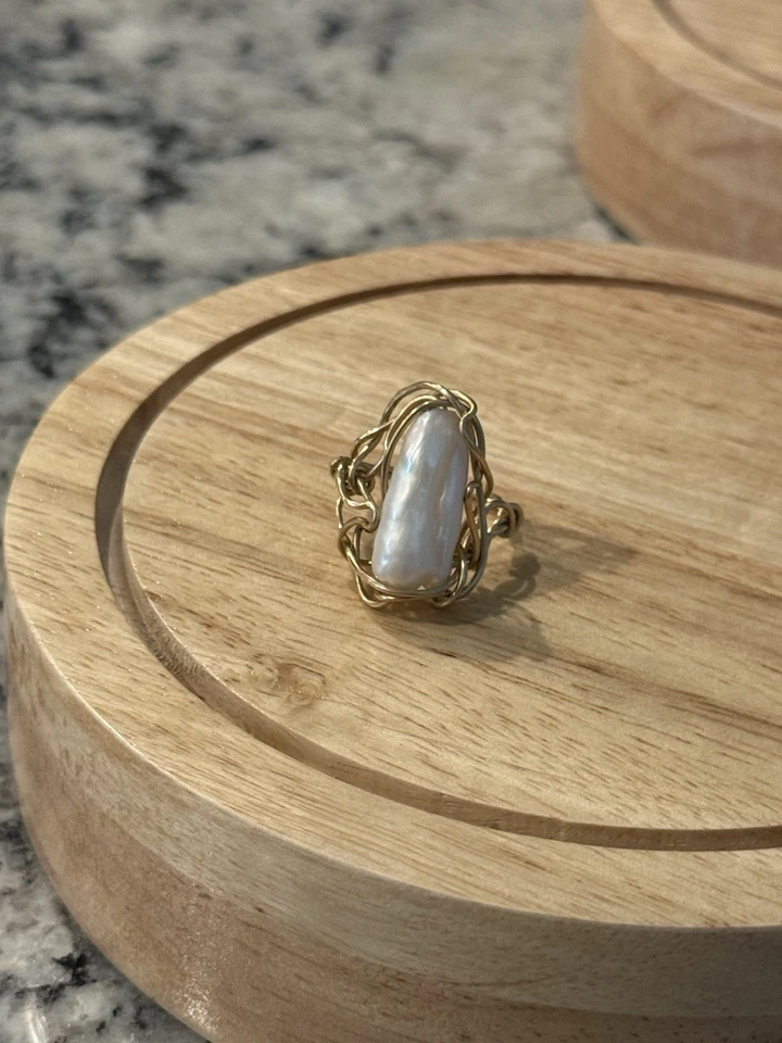 Anillo hecho a mano con fragmento de madreperla concha envuelto en alambre talla 7 Foto 1 de 4