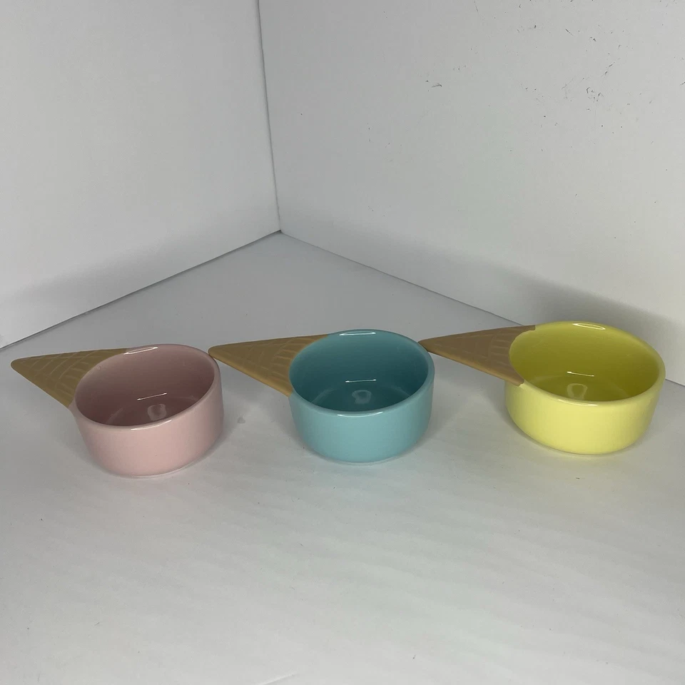 3 cuencos de helado de aspecto vintage con forma de conos de helado azul, rosa, amarillo Foto 4 de 4