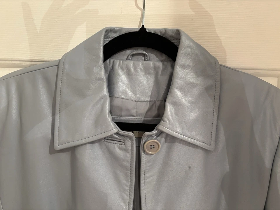 Chaqueta de cuero azul claro Lord & Taylor usada en excelente estado $400 - mediana Foto 2 de 4