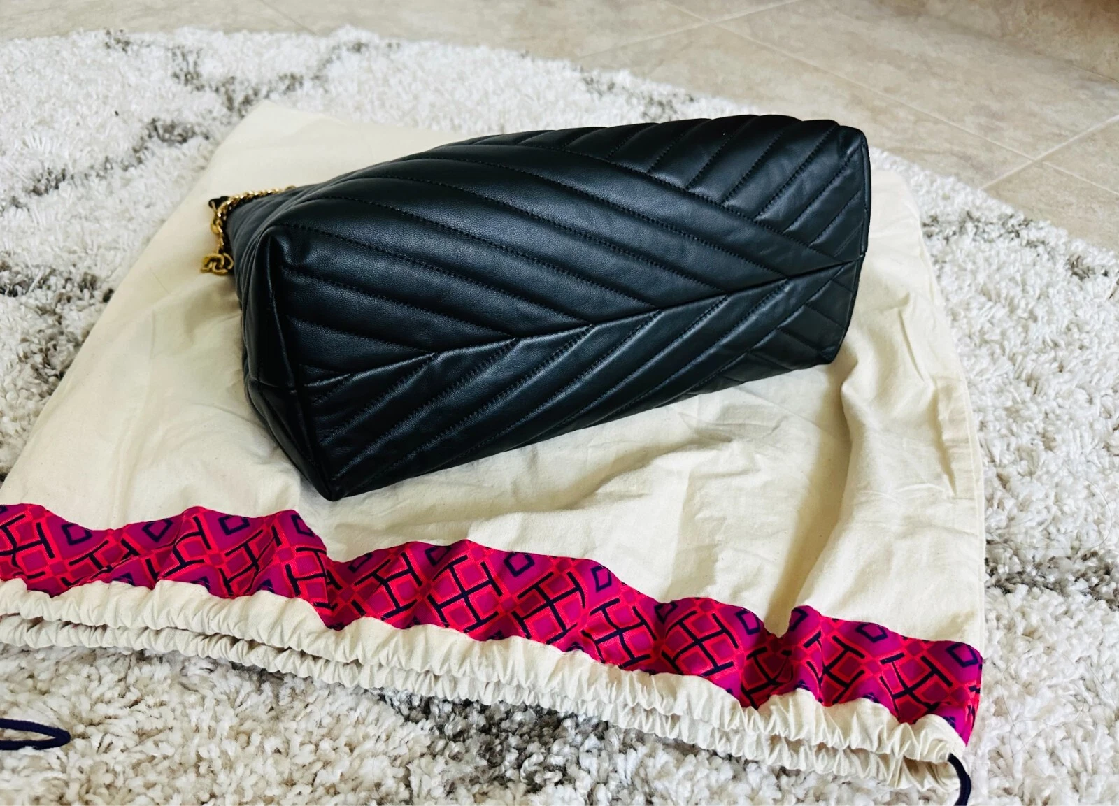 Borsa Tory Burch Kira trapuntata Chevron in pelle nera e ferramenta oro