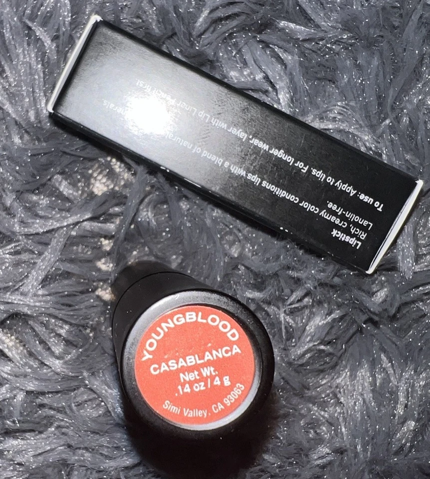 Lápiz labial mate Youngblood Mineral Cosmetics Casablanca .14 OZ Foto 3 de 4