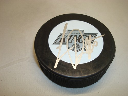 Luc Robitaille Signed Los Angeles Kings Vintage Hockey Puck Auto. PSA/DNA COA 1B - Picture 3 of 3