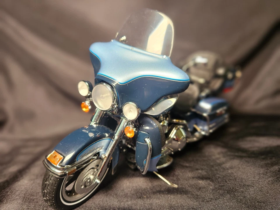 Franklin Mint Harley-Davidson Ultra Classic Peace Officer 1:10 Scale Inv. #4744 - Image 2 of 4