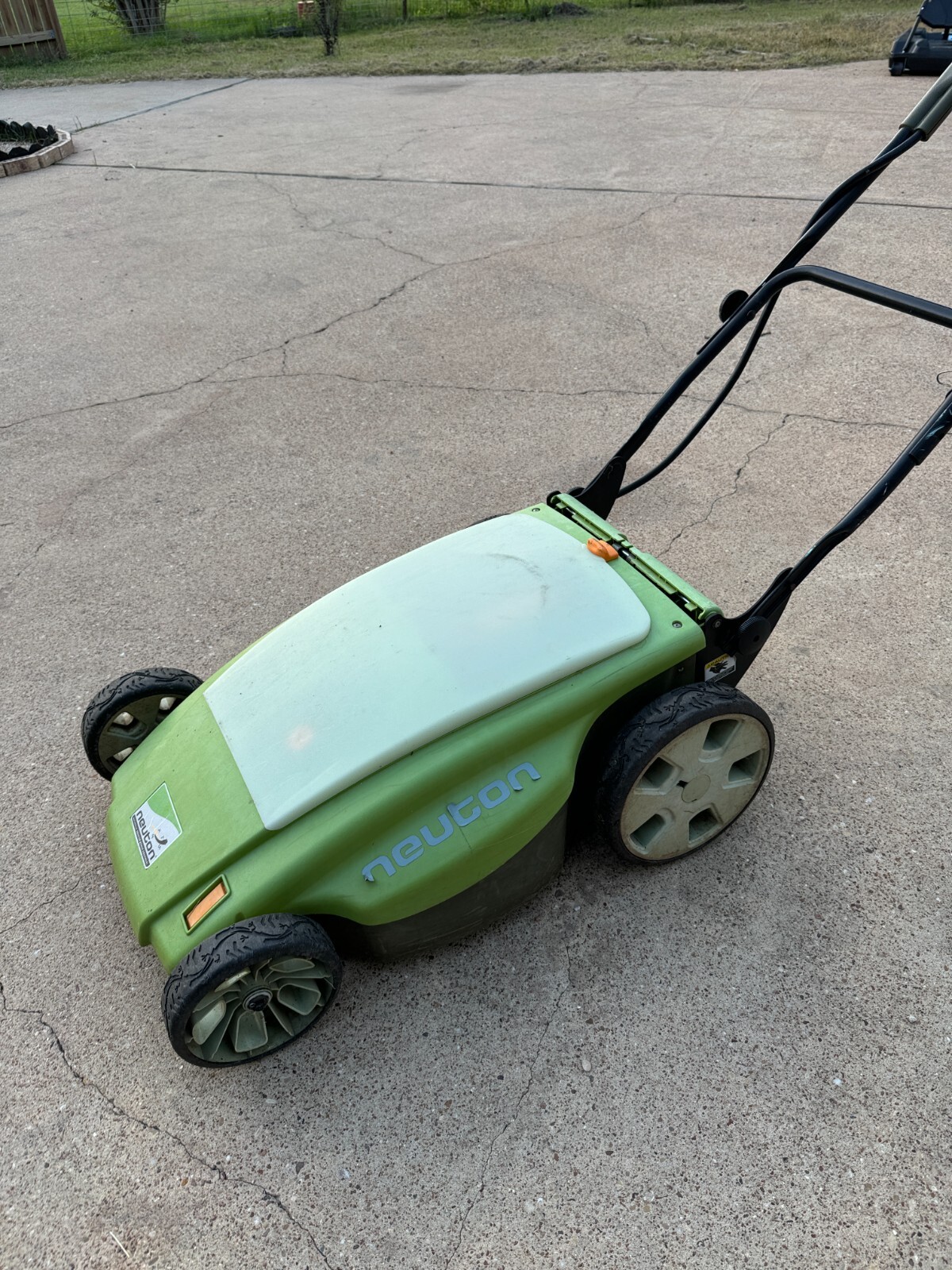 NEUTON Cordless CE 6 working Lawn Mower •One of the first eMowers Many cuts left