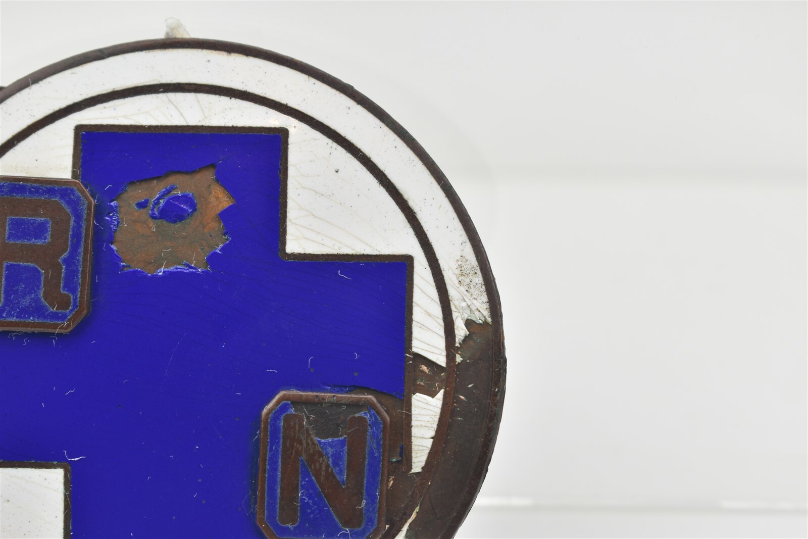 как выглядит Vintage RN Registered Nurse Blue Cross Enamel Metal Auto Badge фото