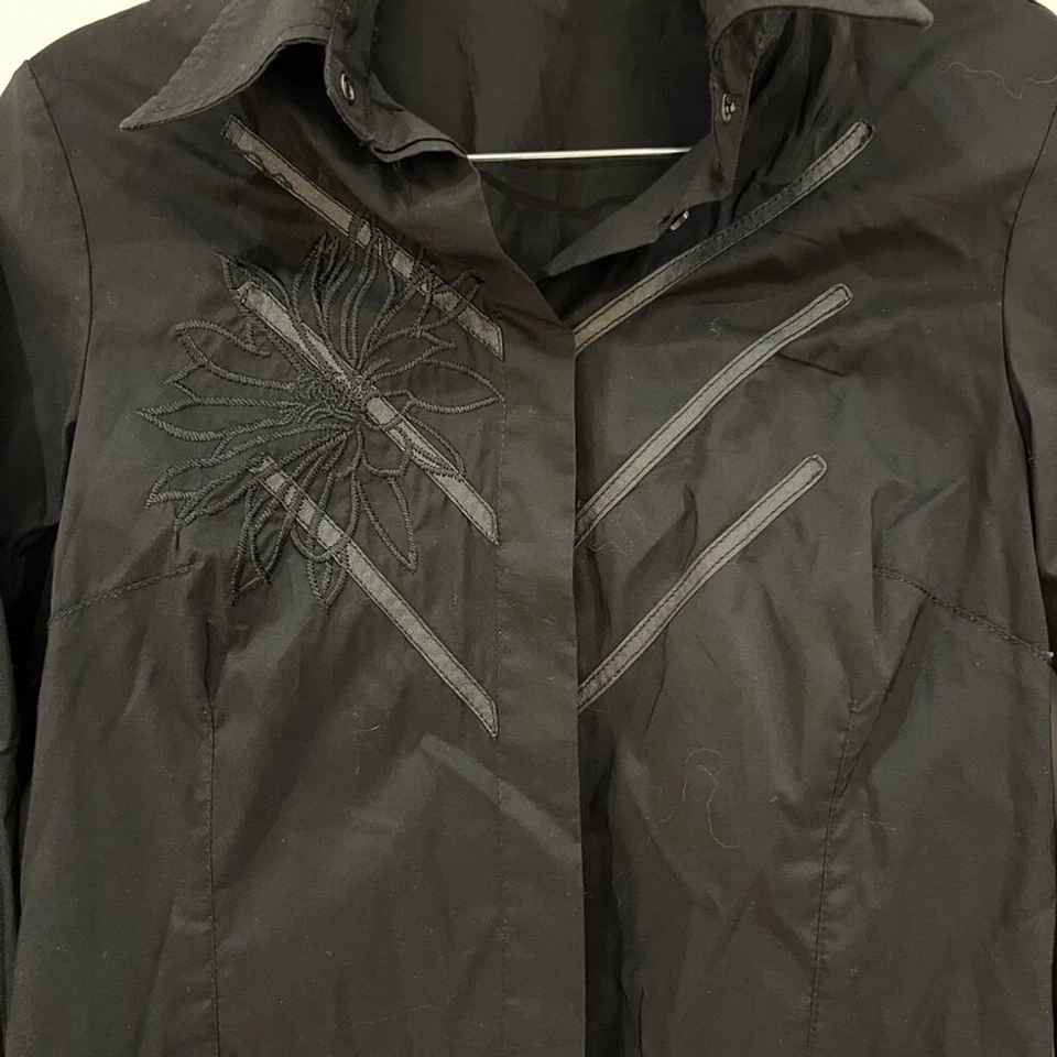 Detalles florales Versace negros con botones Foto 3 de 4